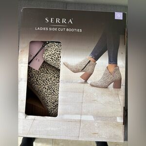NWT Serra women’s booties size 9